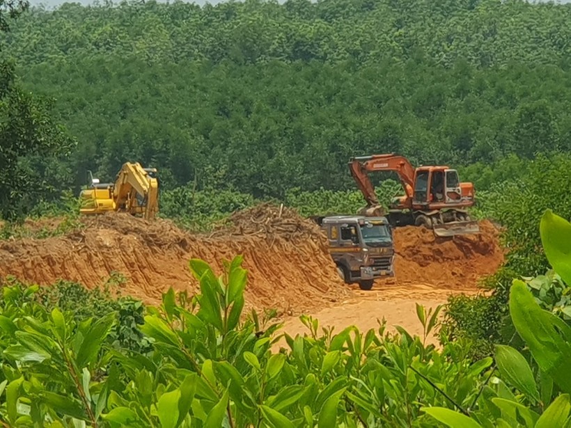 Một điểm khai thác đất trái phép tại xã Linh Trường, huyện Gio Linh.