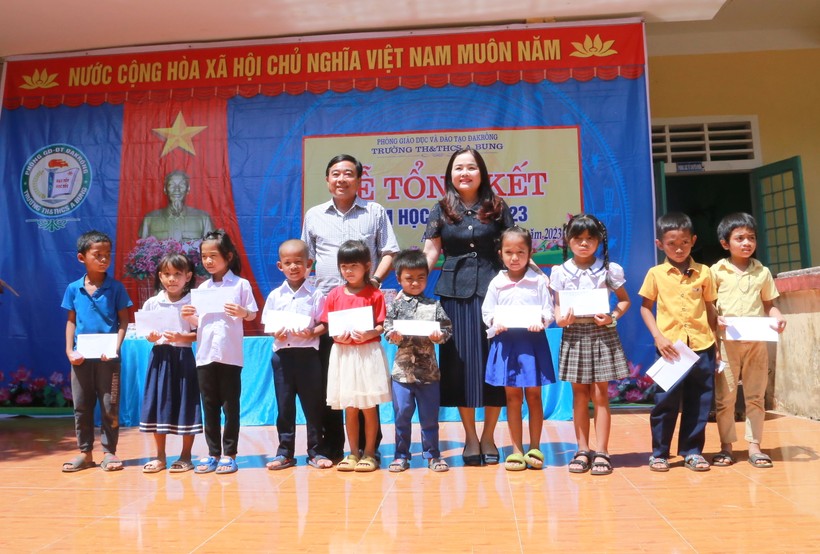 TS Lê Thị Hương - Giám đốc Sở GD&ĐT Quảng Trị cùng đại diện CLB phóng viên thường trú tặng quà đến học sinh.