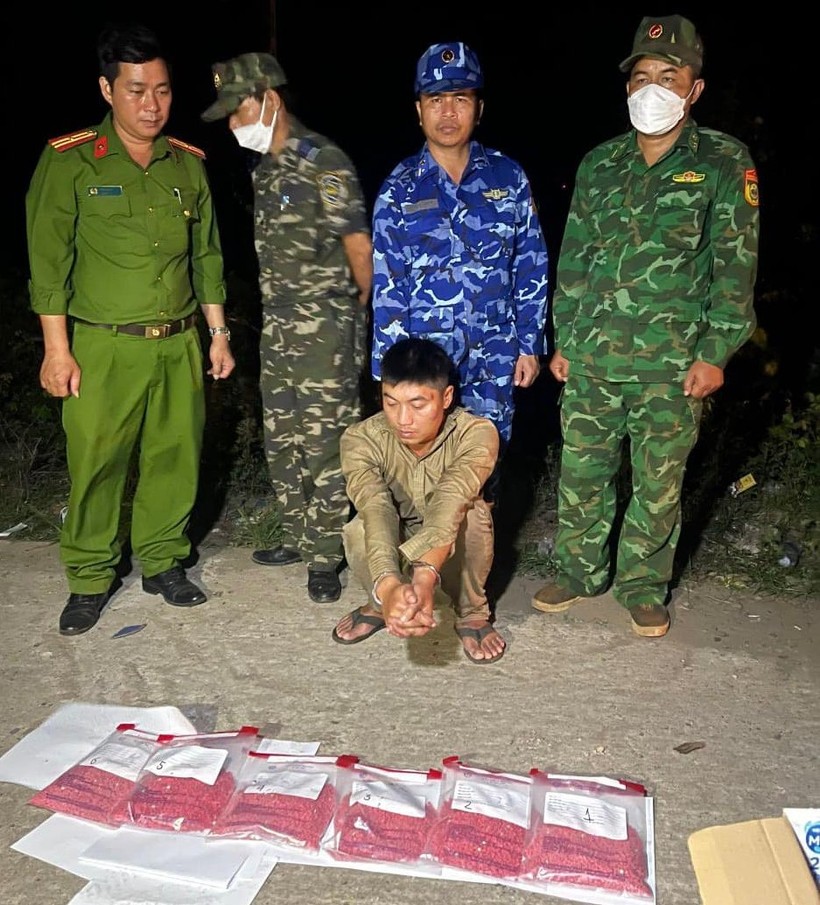 Lực lượng chức năng bắt 1 đối tượng, thu giữ 36.000 viên ma túy tổng hợp. (Ảnh: CA Quảng Trị).