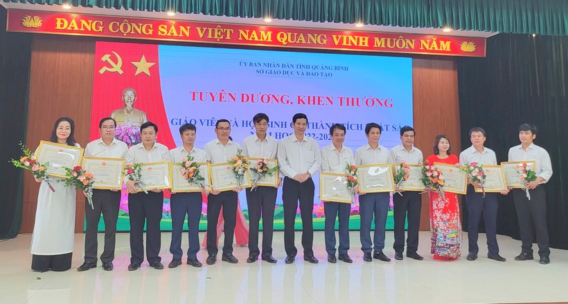 Phó Chủ tịch UBND tỉnh Hồ An Phong trao danh hiệu Chiến sĩ thi đua cấp tỉnh cho các cá nhân có thành tích xuất sắc.