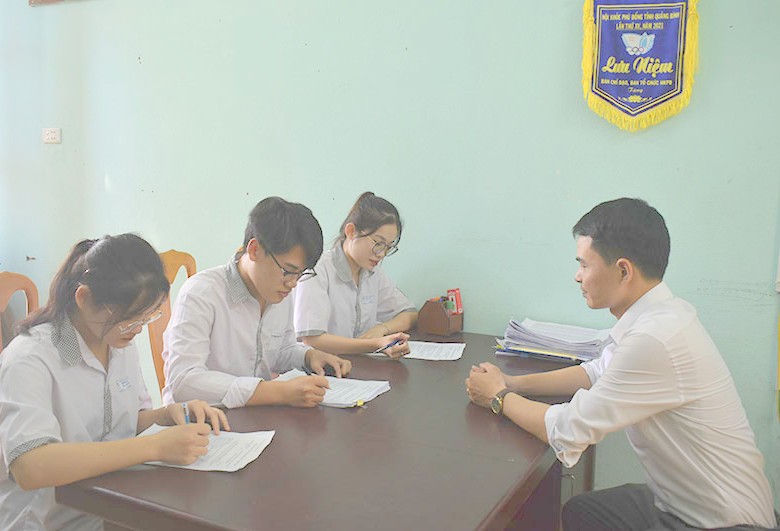 Học sinh Quảng Bình điều chỉnh thông tin trước kỳ thi. (Ảnh: NV).