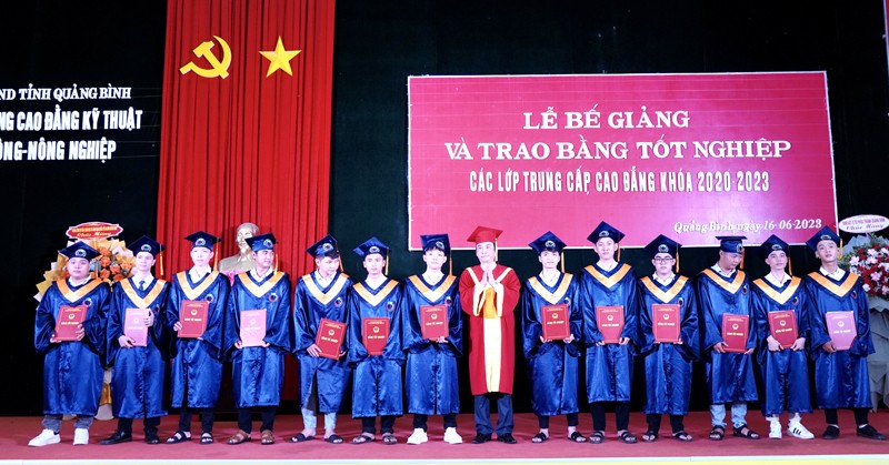Lãnh đạo Trường CĐKT Công-Nông nghiệp Quảng Bình trao bằng tốt nghiệp cho sinh viên hệ cao đẳng. (Ảnh: Đ.V).