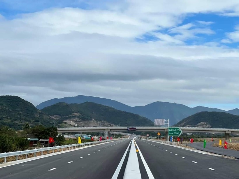 Dự án cao tốc Nha Trang - Cam Lâm (thuộc cao tốc Bắc - Nam) khánh thành và đưa vào khai thác.