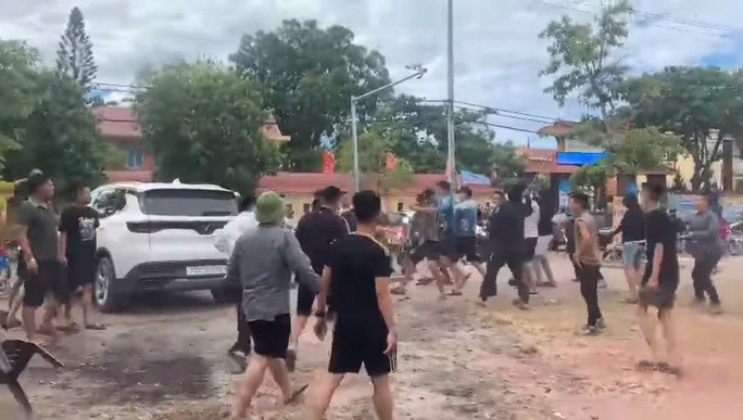 Nhóm thanh niên "hỗn chiến" gây náo loạn đường phố ở Quảng Bình.
