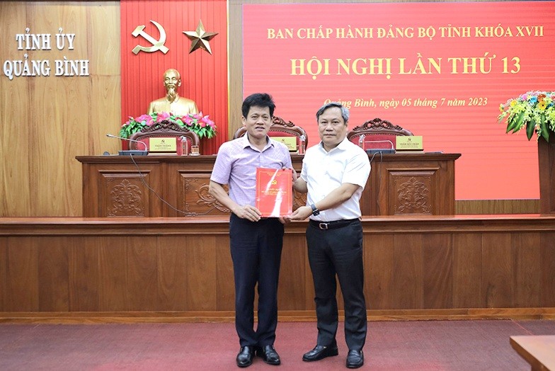 Ông Lê Văn Bảo nhận quyết định làm Chủ nhiệm Uỷ ban Kiểm tra Tỉnh uỷ Quảng Bình.