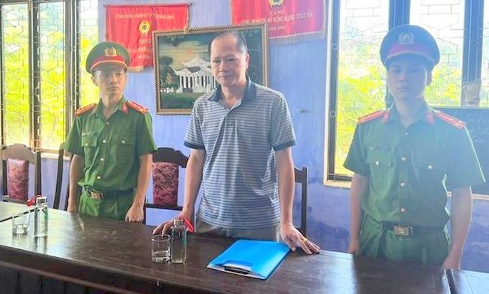 Cơ quan Cảnh sát điều tra Công an tỉnh thi hành lệnh khám xét nơi làm việc của bị can Nguyễn Thanh Long.