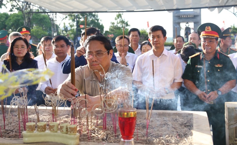 Thủ tướng Phạm Minh Chính dâng hương tri ân tại Nghĩa trang Liệt sĩ Quốc gia Đường 9, Quảng Trị. 