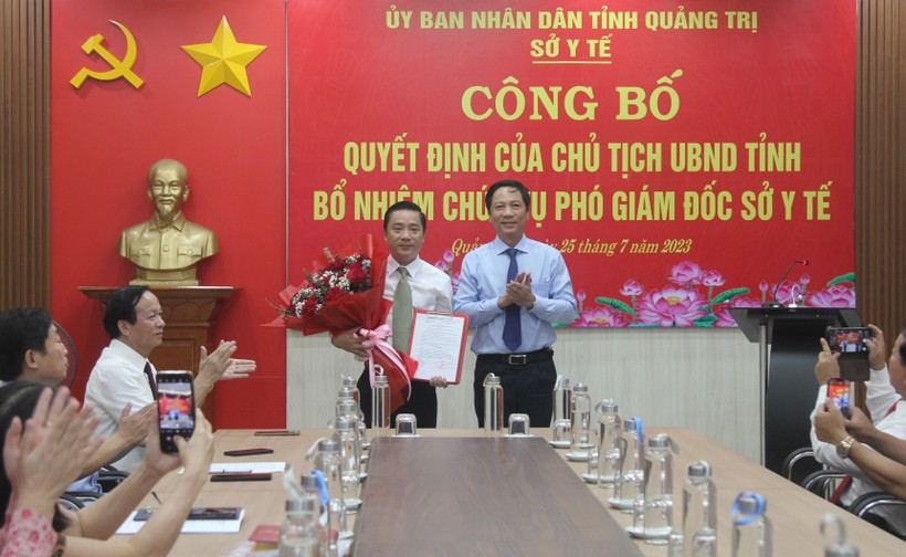 Ông Hoàng Nam, Phó Chủ tịch UBND tỉnh Quảng Trị trao Quyết định bổ nhiệm Phó Giám đốc Sở Y tế.