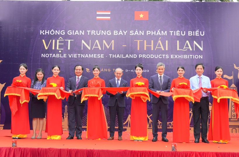 Lãnh đạo UBND tỉnh Quảng Trị và Đại sứ quán Thái Lan tại Việt Nam khai trương không gian trưng bày sản phẩm tiêu biểu của các địa phương.