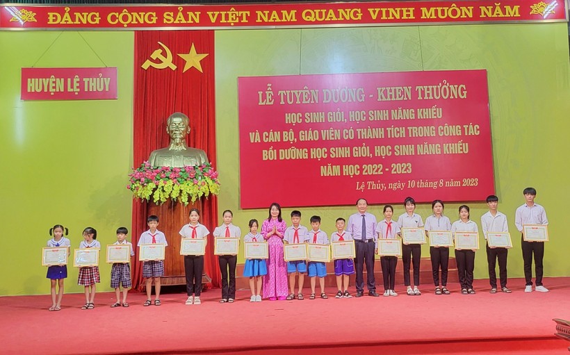 Lãnh đạo Sở GD&ĐT tỉnh Quảng Bình tuyên dương các học sinh đạt thành tích cao.