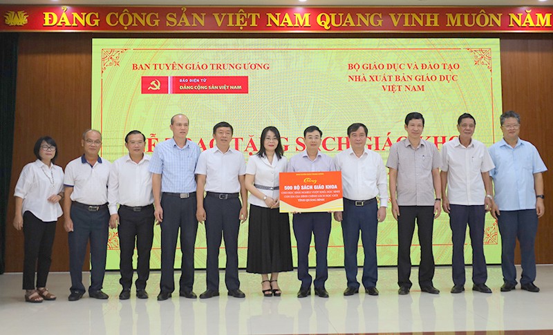 Lãnh đạo Ban Tuyên giáo Trung ương tặng sách giáo khoa cho học sinh Quảng Bình. (Ảnh: Hiền Chi).