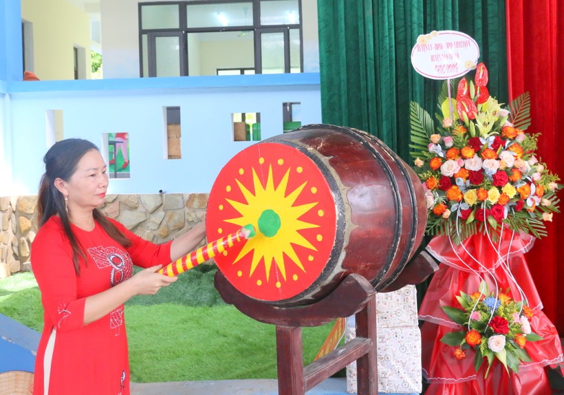 Cô Lê Thị Tuyên, Hiệu trưởng Trường tiểu học Thị trấn Cửa Việt đánh trống khai giảng.