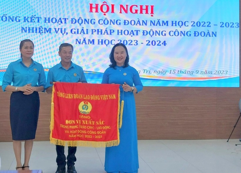 Bà Nguyễn Thị Thu Hà, Phó Chủ tịch LĐLĐ tỉnh trao Cờ thi đua của Tổng Liên đoàn Lao động Việt Nam cho Công đoàn Ngành giáo dục Quảng Trị.