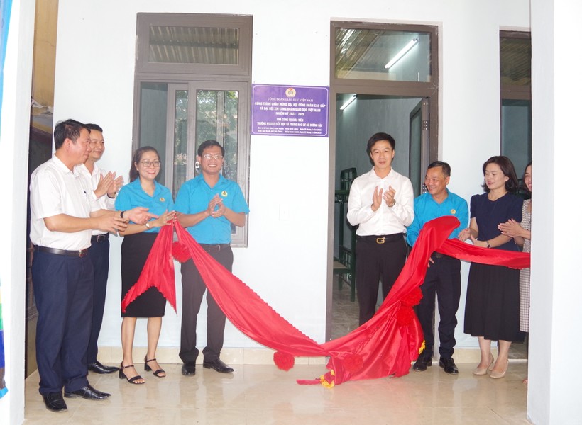 Đại diện Công đoàn giáo dục Việt Nam, Công đoàn giáo dục Hải Phòng và các đơn vị liên quan thực hiện nghi thức khánh thành.