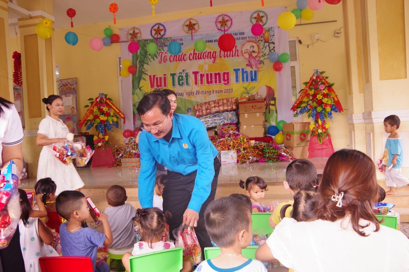 Đại diện công đoàn giáo dục tỉnh Quảng Trị tặng quà trung thu cho trẻ em vùng biên giới.
