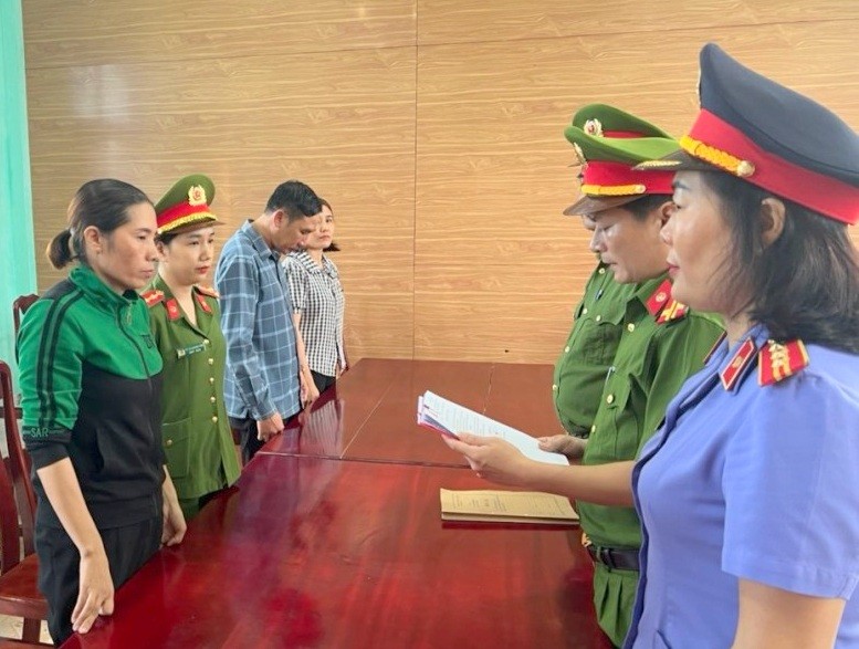 Cơ quan chức năng khởi tố bị can Nguyễn Thị Loan (người đầu tiên bên trái). Ảnh: Trần Tuấn