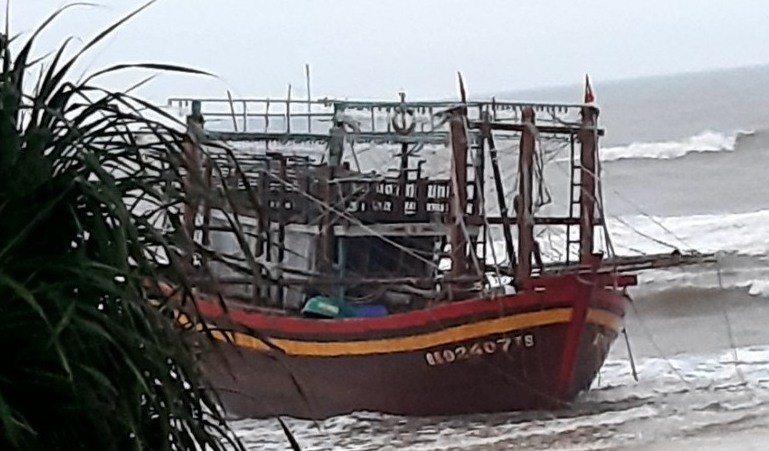 Tàu cá của ngư dân Quảng Bình mắc cạn trên vùng biển Vĩnh Linh.