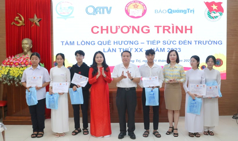 Ông Hà Sỹ Đồng – Phó Chủ tịch thường trực UBND tỉnh Quảng Trị (áo trắng) và bà Dương Thị Hải Yến - Chủ tịch Hội Khuyến học trao học bổng đến tân sinh viên.
