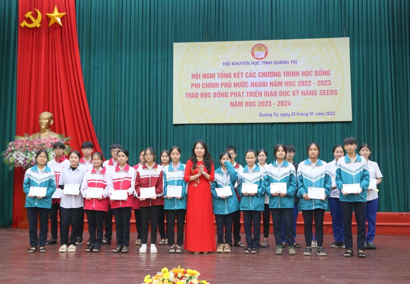 Bà Dương Thị Hải Yến - Chủ tịch Hội Khuyến học tỉnh Quảng Trị cho biết, học bổng góp phần quan trọng hỗ trợ các em trong học tập.