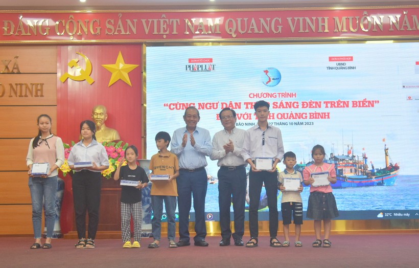 Nguyên Phó Thủ tướng Trương Hòa Bình trao học bổng cho con em ngư dân tại Quảng Bình.