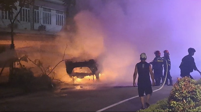 Chiếc xe bốc cháy sau khi đâm vào bùng binh. 