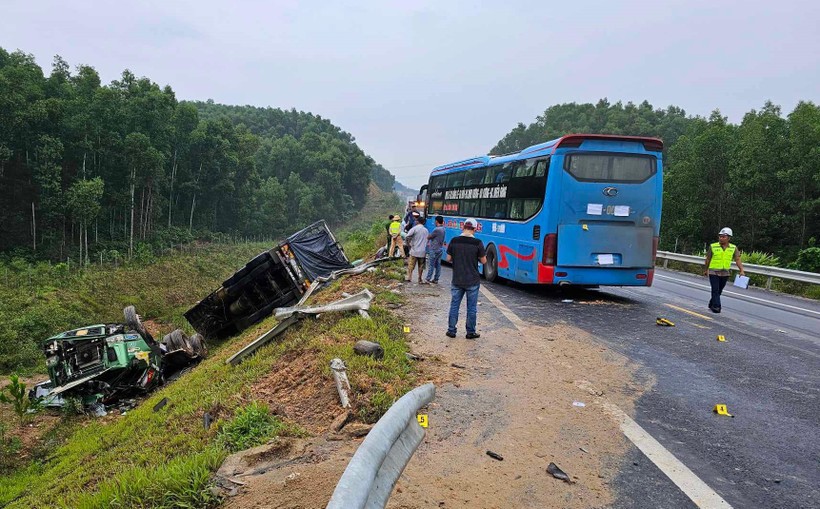 Hiện trường vụ tai nạn liên hoàn trên cao tốc Cam Lộ - La Sơn.