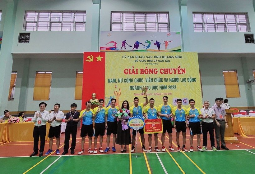 Ban tổ chức trao giải Nhất cho đội bóng nam Trường THPT chuyên Võ Nguyên Giáp.