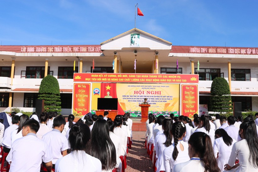 Học sinh trường THPT Hùng Vương tham gia hội nghị tuyên truyền.