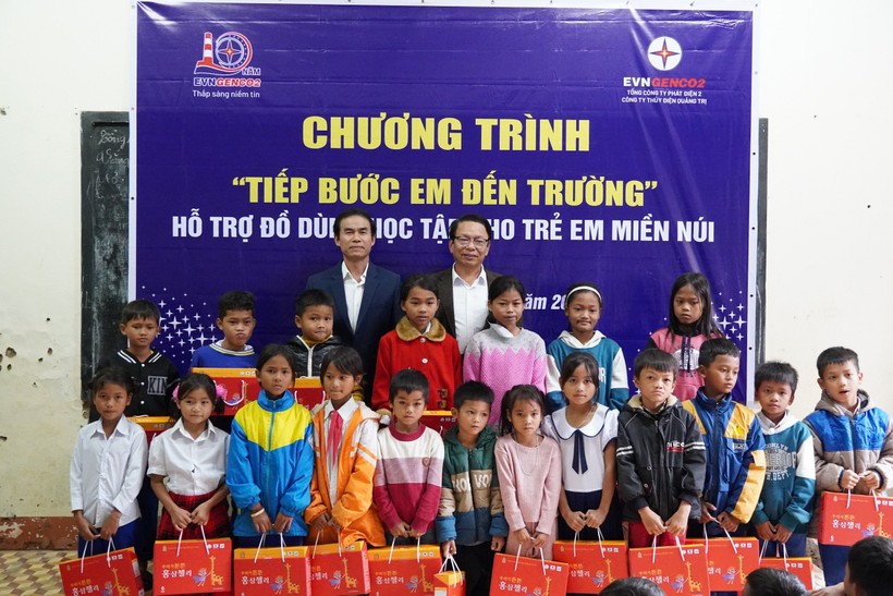 Ông Nguyễn Thanh Hùng - Giám đốc Công ty Thủy điện Quảng Trị và lãnh đạo Hội Khuyến học Hướng Hóa tặng quà đến học sinh.