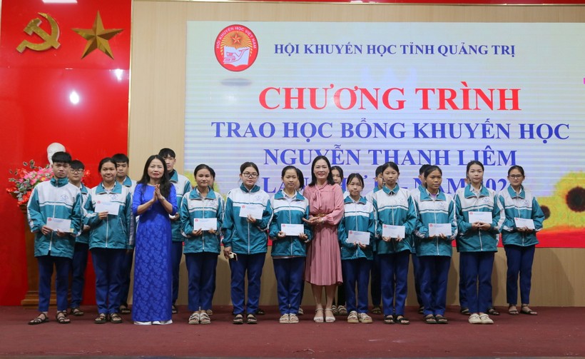 Bà Dương Thị Hải Yến – Chủ tịch Hội Khuyến học Quảng Trị và cô giáo Tạ Thị Thu Hiền - Hiệu Trưởng Trường THPT Đông Hà trao học bổng cho học sinh.