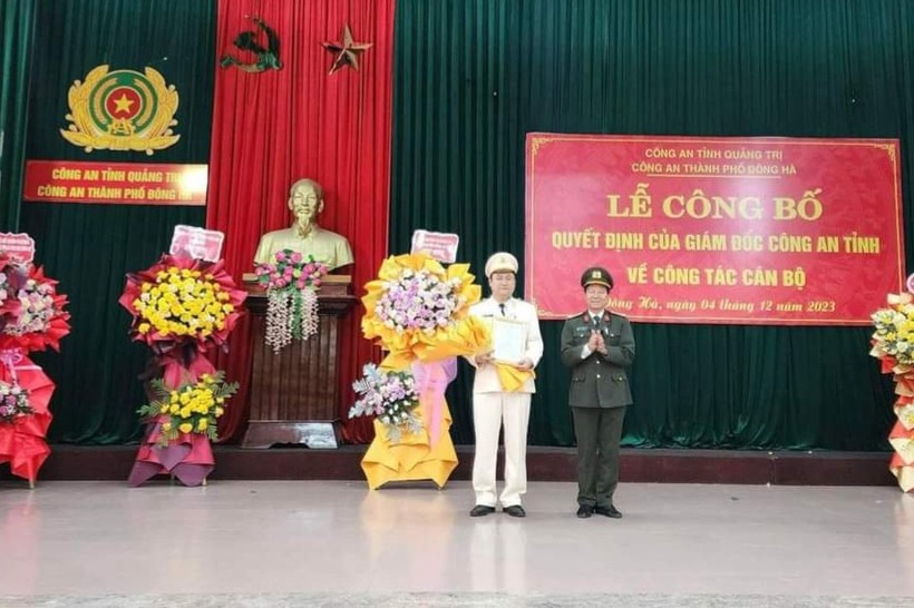 Đại tá Lê Phương Nam, Phó Giám đốc Công an tỉnh trao quyết định cho Trung tá Ngô Nhật Tân. 