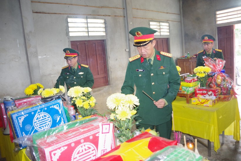 Cán bộ Sư đoàn 968 dâng hương viếng các liệt sĩ vừa được quy tập tại xã Cam Nghĩa, huyện Cam Lộ. Ảnh: Bá Minh.
