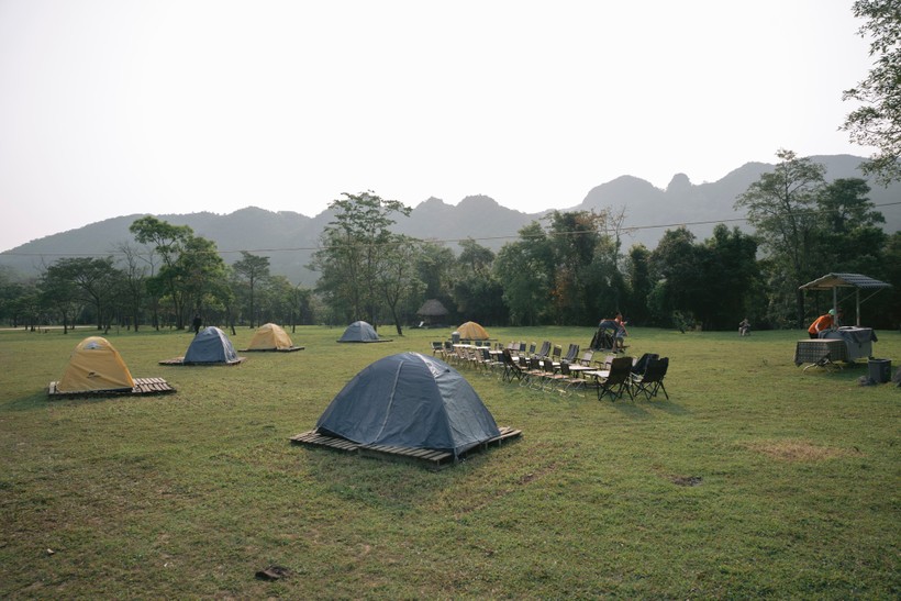 Mô hình du lịch cắm trại đang được nhiều du khách trải nghiệm tại Quảng Bình. Ảnh: Trần Cương.