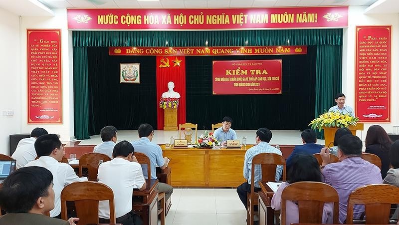 Đoàn công tác của Bộ GD&ĐT kiểm tra, đánh giá kết quả xóa mù chữ tại Quảng Bình năm 2022.