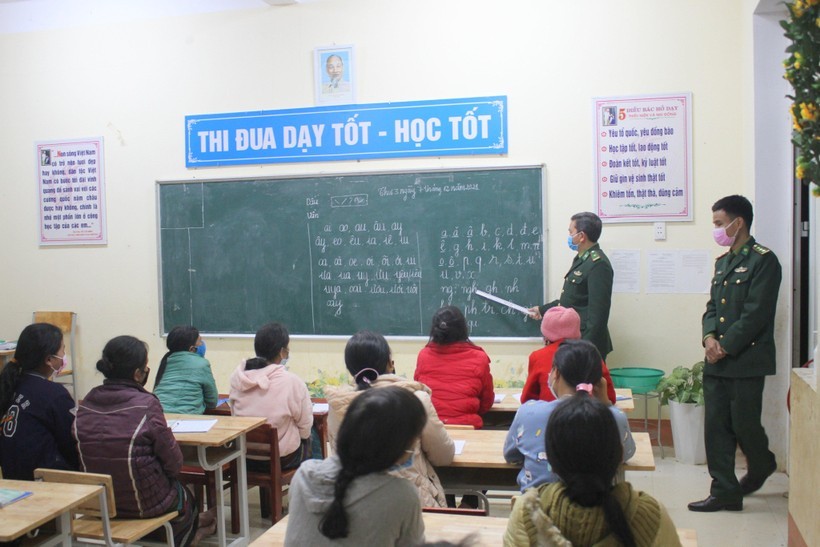 Bộ đội Biên phòng tham gia dạy xóa mù chữ cho người dân biên giới.