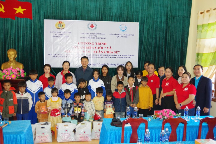 Lãnh đạo Sở GD&ĐT Quảng Trị và Công đoàn Ngành giáo dục tặng quà Tết cho học sinh.