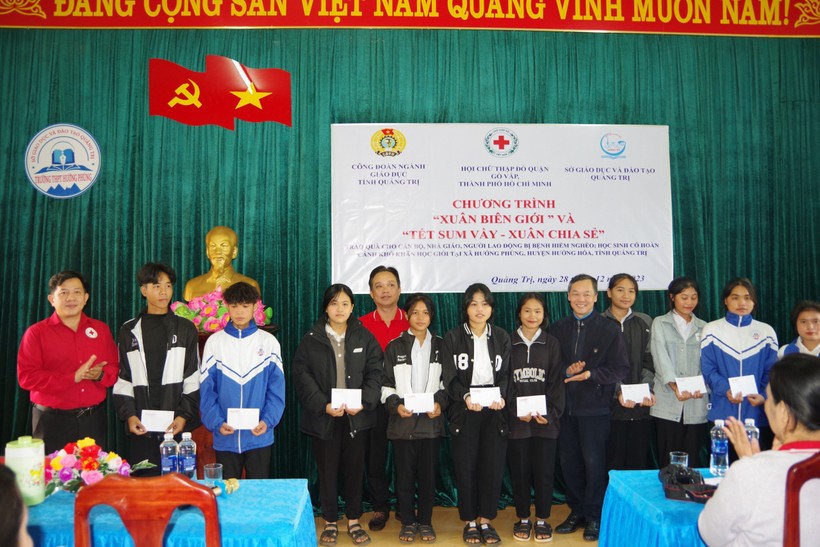 Sở GD&ĐT và Công đoàn ngành Giáo dục Quảng Trị, Hội Chữ thập đỏ quận Gò Vấp tặng quà đến học sinh.