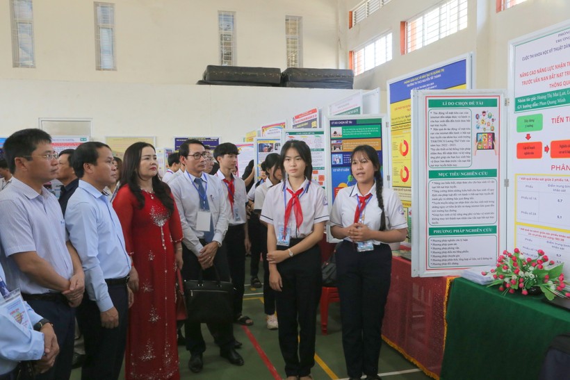 Lãnh đạo Sở GD&ĐT Quảng Trị tham quan các dự án học sinh dự thi.