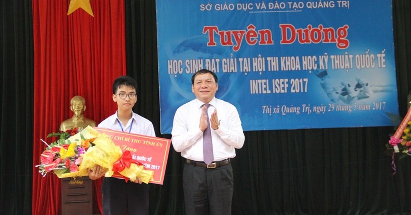 Ông Nguyễn Văn Hùng - Bộ trưởng Bộ VHTTDL, nguyên Bí thư Tỉnh ủy Quảng Trị trao thưởng cho em Phạm Huy đạt giải Ba Cuộc thi KHKT quốc tế.
