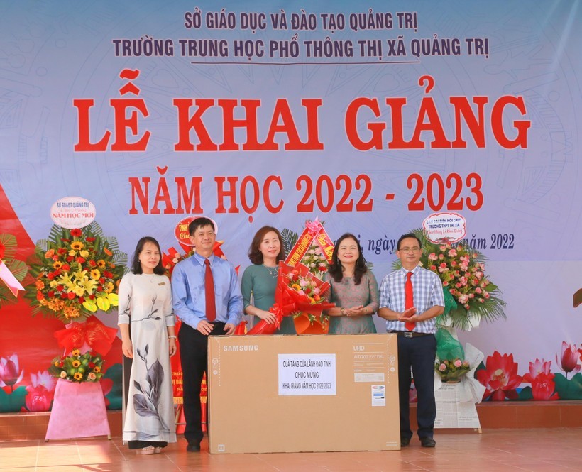Ông Lê Quang Tùng - Bí thư Tỉnh ủy Quảng Trị (thứ 2 bên trái) và TS Lê Thị Hương – Giám đốc Sở GD&ĐT (thứ 2 bên phải) dự Lễ khai giảng năm học 2022-2023.