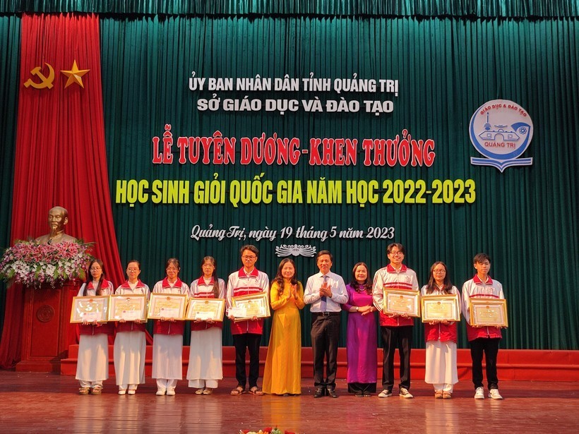 Ông Hoàng Nam - Phó Chủ tịch UBND tỉnh Quảng Trị trao Bằng khen của Chủ tịch UBND tỉnh cho học sinh đạt giải HSG quốc gia.