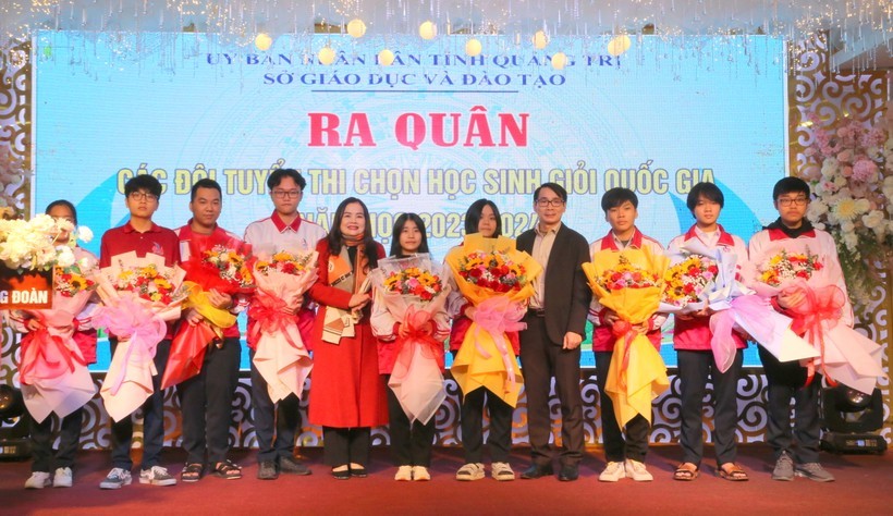 TS Lê Thị Hương, giám đốc Sở GD&ĐT Quảng Trị và Phó Giám đốc Mai Huy Phương tặng hoa động viên các học sinh tham dự kỳ thi. 