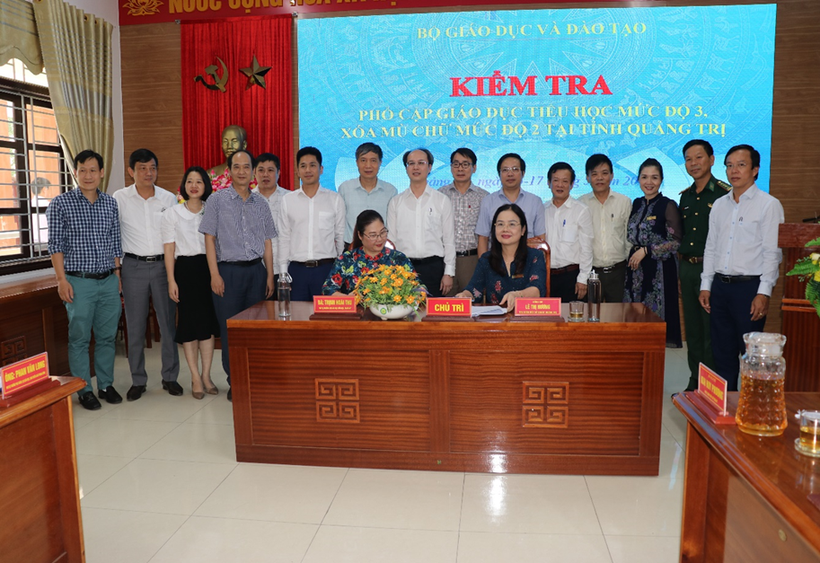 Đoàn công tác của Bộ GD&ĐT kiểm tra công nhận phổ cập giáo dục, xóa mù chữ tại tỉnh Quảng Trị.