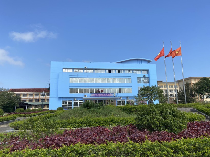 Do giảm nguồn thu khiến Trường ĐH Quảng Bình nợ lương hàng trăm giảng viên, nhân viên.