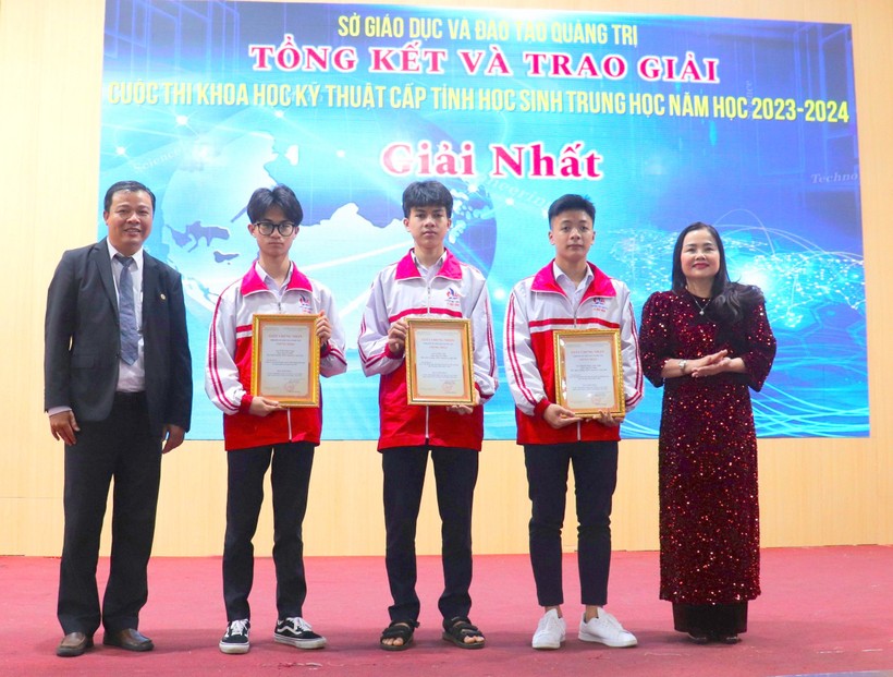 Giám đốc Sở GD&ĐT Quảng Trị Lê Thị Hương trao giải Nhất cho các học sinh có dự án xuất sắc.