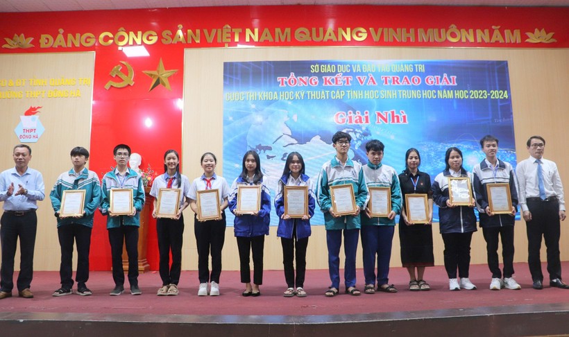 Ông Mai Huy Phương, Phó Giám đôc Sở GD&ĐT (bên phải) trao giải Nhì cho các học sinh.