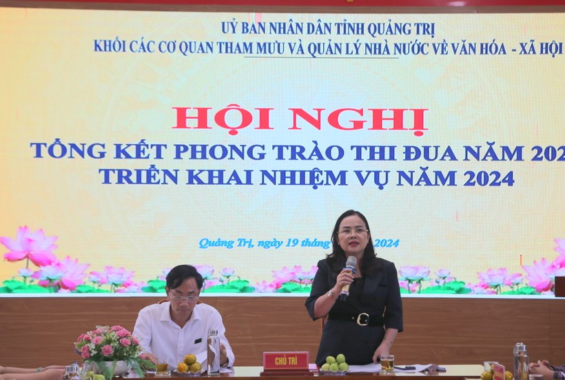 Bà Lê Thị Hương, Giám đốc Sở GD&ĐT, Trưởng khối thi đua đánh giá cao những nỗ lực của các đơn vị trong khối để hoàn thành tốt nhiệm vụ được giao.