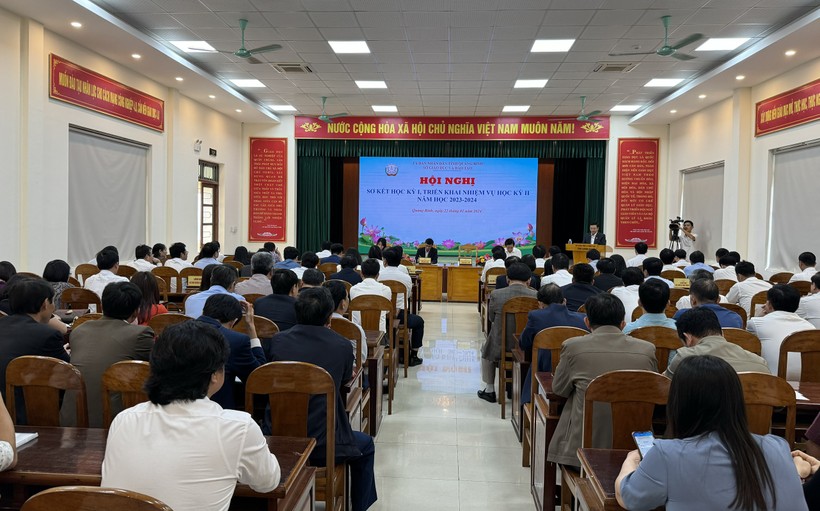 Ông Đặng Ngọc Tuấn - Giám đốc Sở GD&ĐT Quảng Bình đề nghị, các đơn vị linh hoạt triển khai dạy học và các hoạt động giáo dục, đảm bảo chất lượng và kết thúc năm học 2023-2024 đúng tiến độ.
