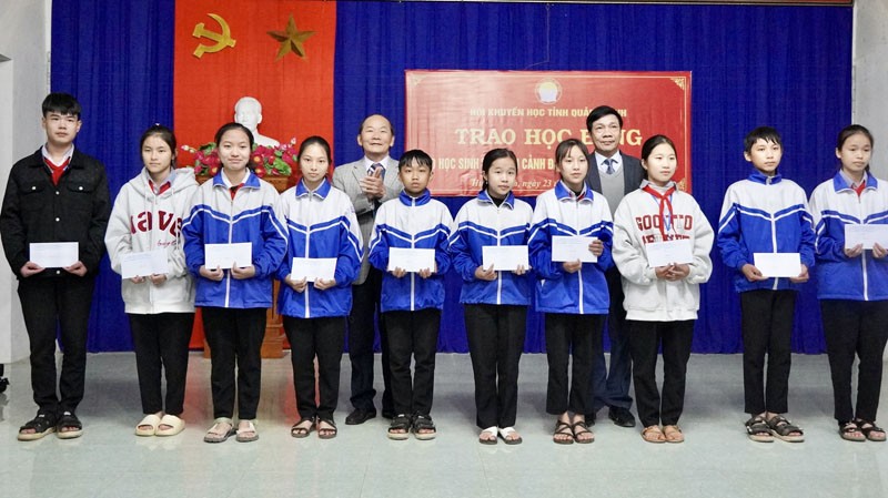 Ông Nguyễn Công Huấn, Phó Chủ tịch Thường trực HĐND tỉnh Quảng Bình (bên phải) trao học bổng đến học sinh. 