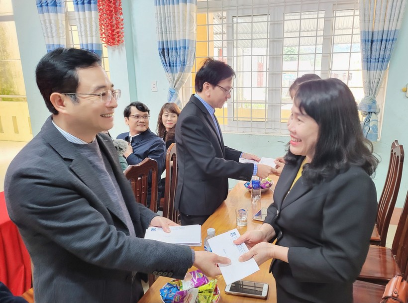 Tiến sĩ Đặng Ngọc Tuấn, Giám đốc Sở GD&ĐT Quảng Bình động viên, tặng quà đến các giáo viên có hoàn cảnh khó khăn.